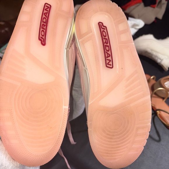 Jordans Valentines Day sneaker - Picture 2 of 5